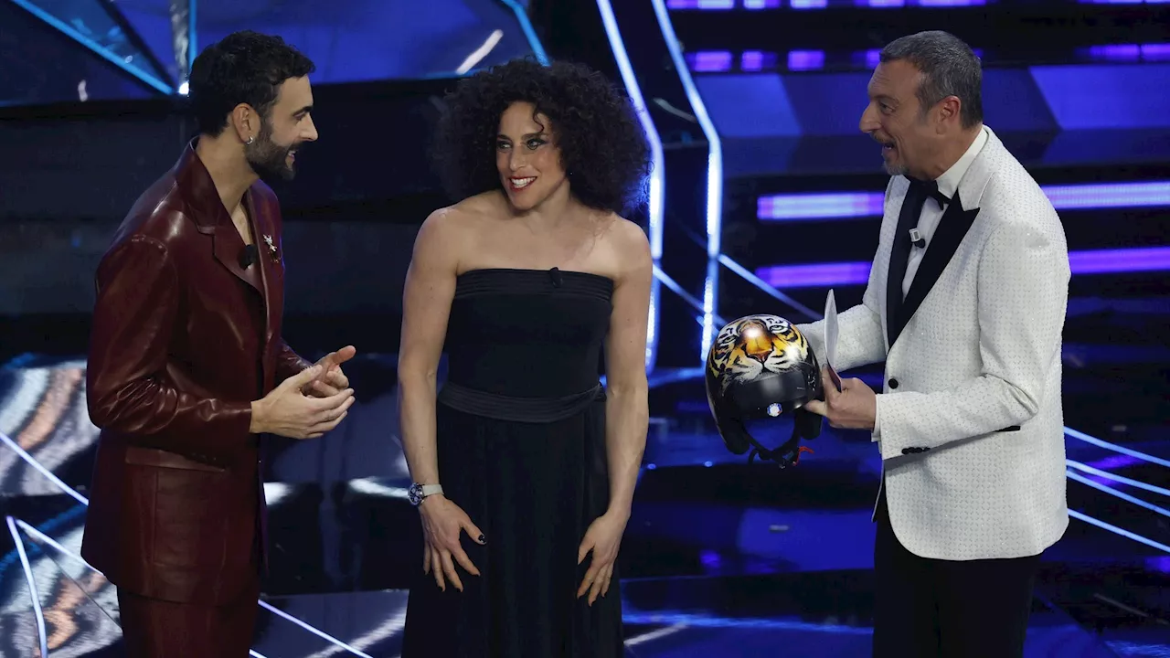 Federica Brignone ospite a Sanremo: abito nero e casco con la tigre in mano