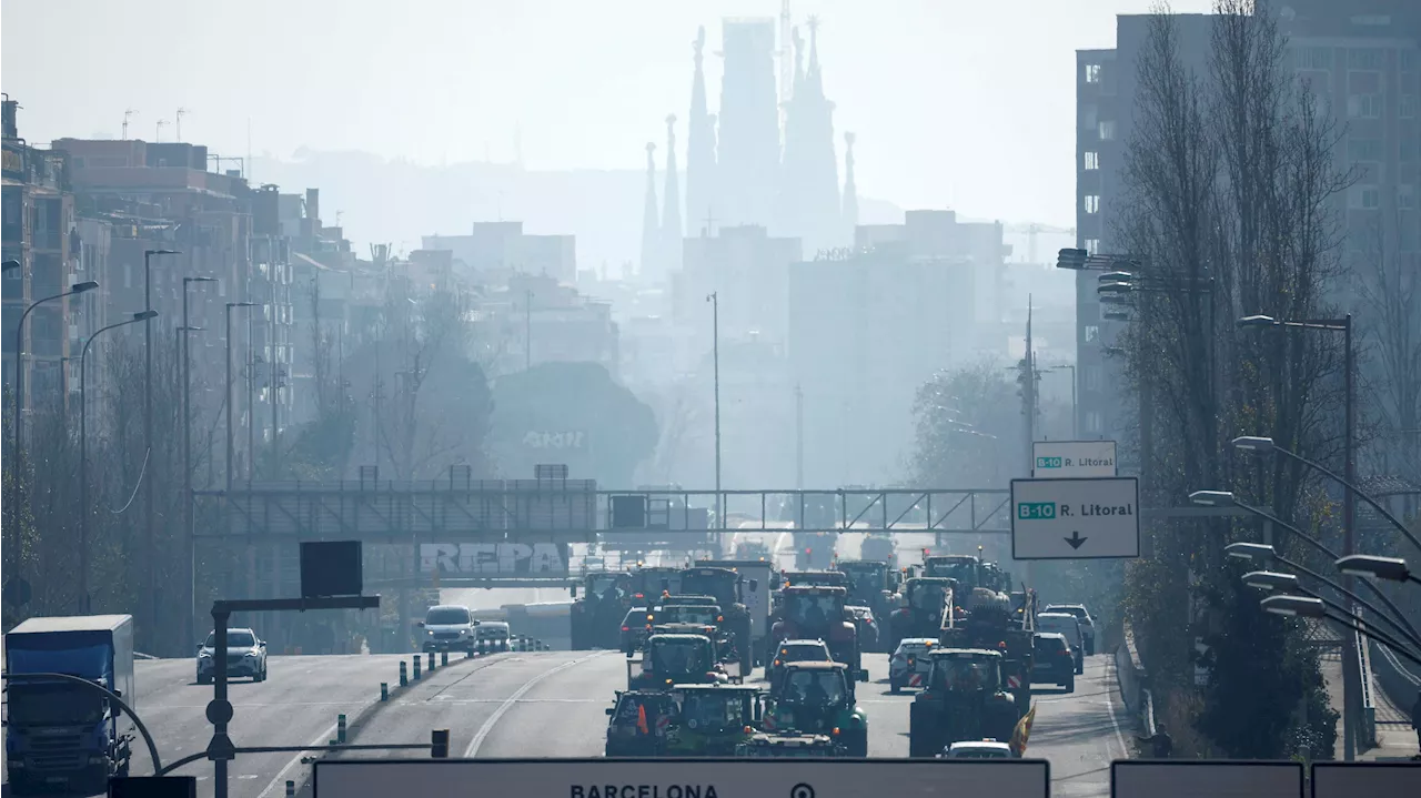 Las marchas agrarias llegan al centro de Barcelona y los tractores bloquean carreteras en varias comunidades