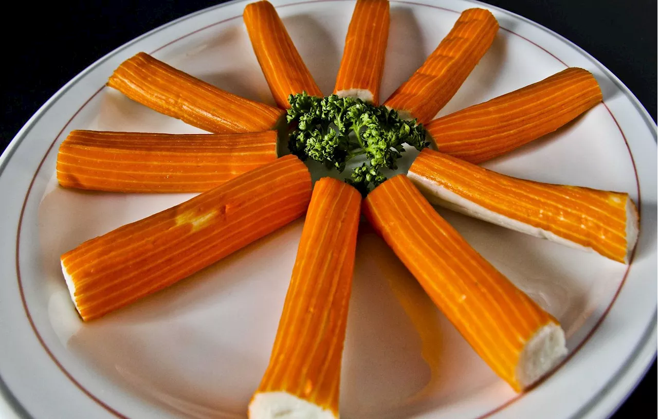 Cheapflation : Moins de poisson dans le surimi, de l’huile de palme dans des biscuits… Quel impact pour la santé ?