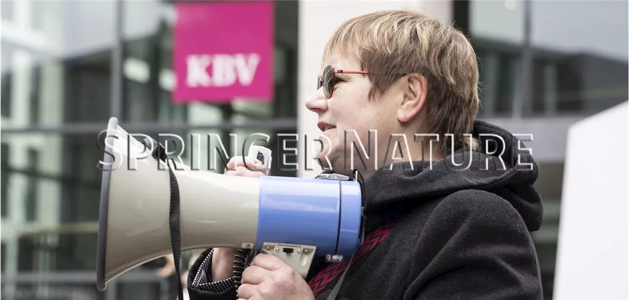 Warnstreik : Einigung im MFA-Tarifstreit: Mit Megaphon vor der Bundesärztekammer