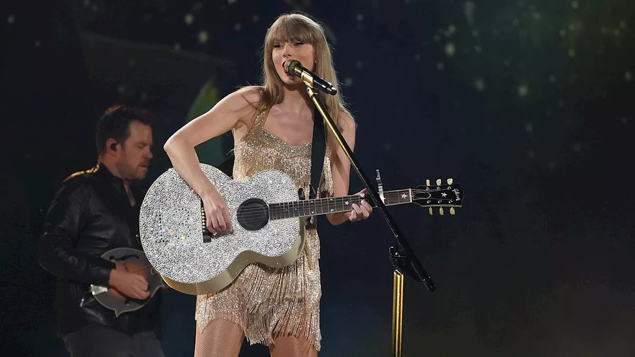 Taylor Swift nearly FALLS off her chair during very steamy performance