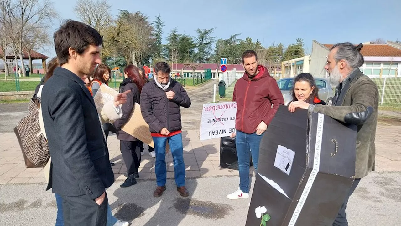 VIDEO. 'Attal est un fossoyeur' : les enseignants enterrent symboliquement leur collège à Villefranche