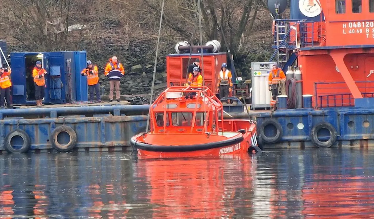 Schiffskollision im Hafen: Überfahren, unter Wasser gedrückt