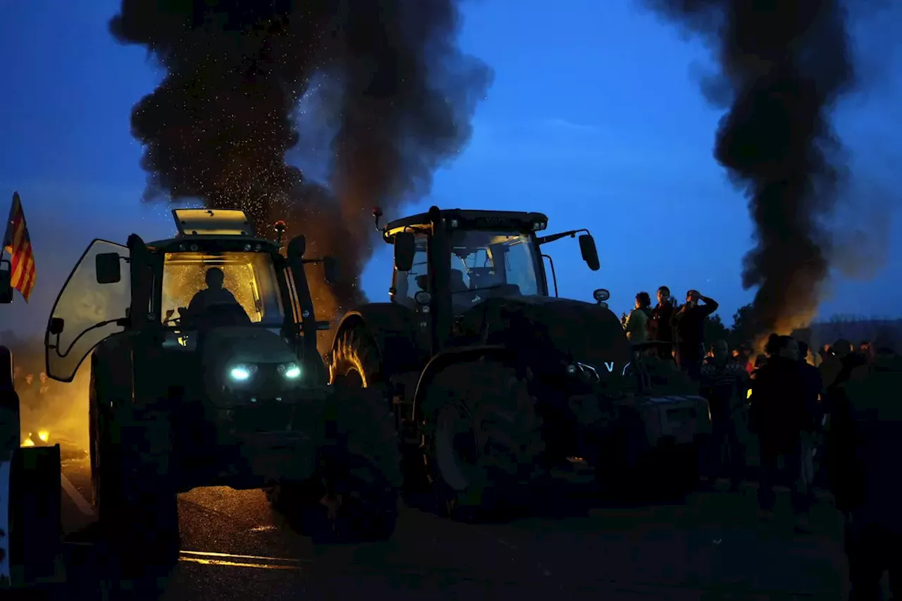 Los agricultores toman las carreteras asfixiados por la fiscalidad, la normativa europea y los fondos de...