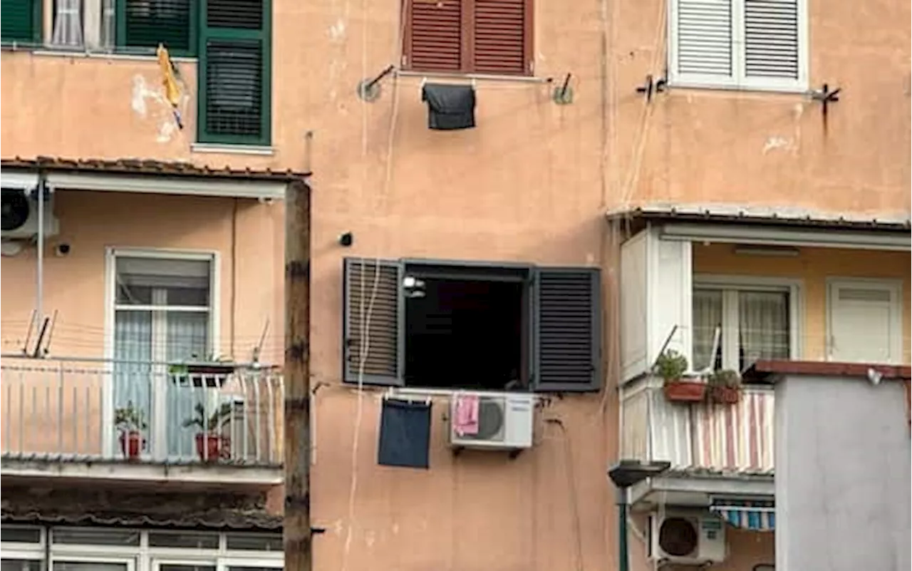 Napoli, uomo armato barricato in casa