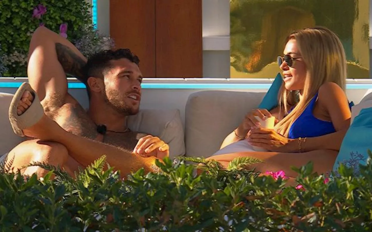 On Tonight's Love Island: Joanna Sets Her Sights On Callum