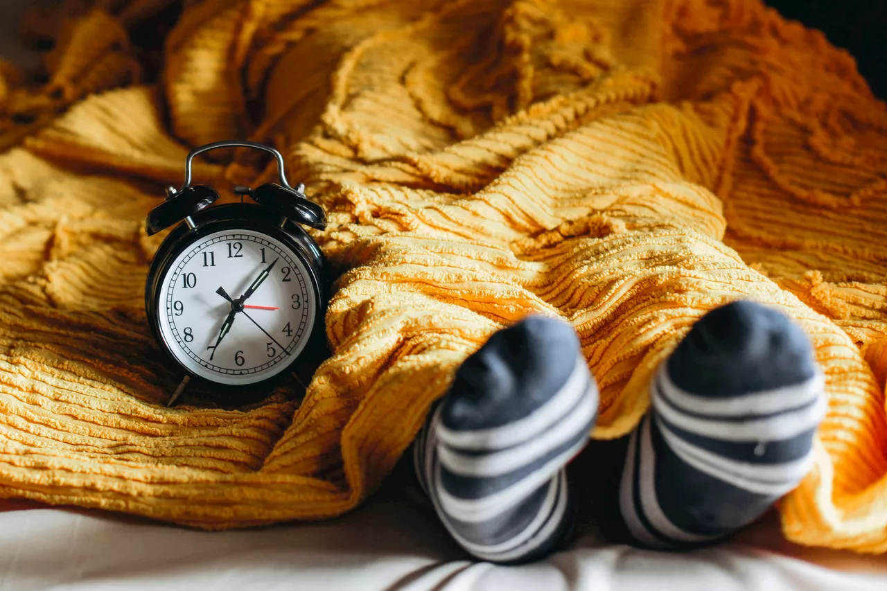 Est-ce une bonne idée de dormir avec les chaussettes ? Un médecin du sommeil répond