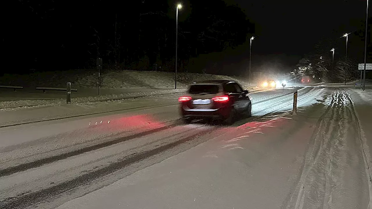Kørte galt i sneen: To personer reddet ud af bil