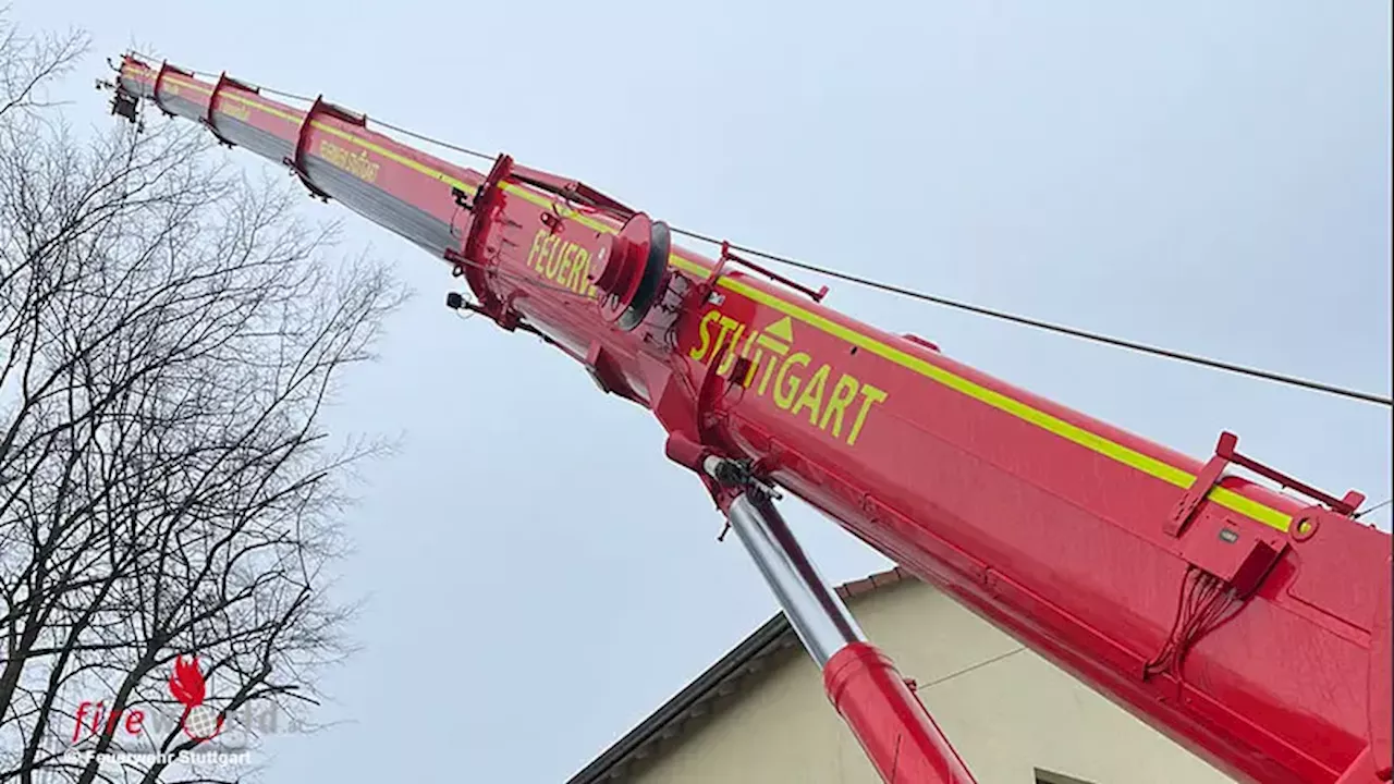 D: Schwerkran- und Drehleiter-Einsatz bei Bergung eines Verstorbenen aus Wohnung im 3. OG in Stuttgart