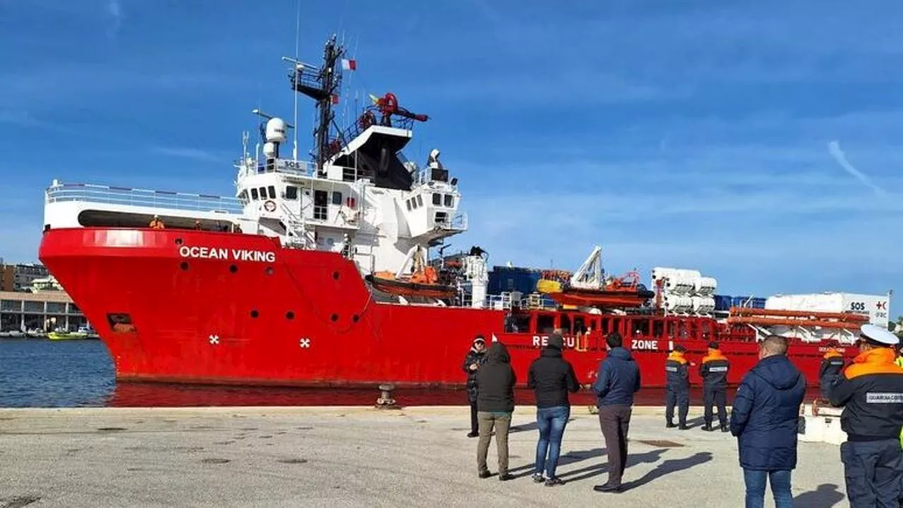 Migranti, sequestrata a Brindisi la Ocean Viking: “Violate le norme del decreto Piantedosi”