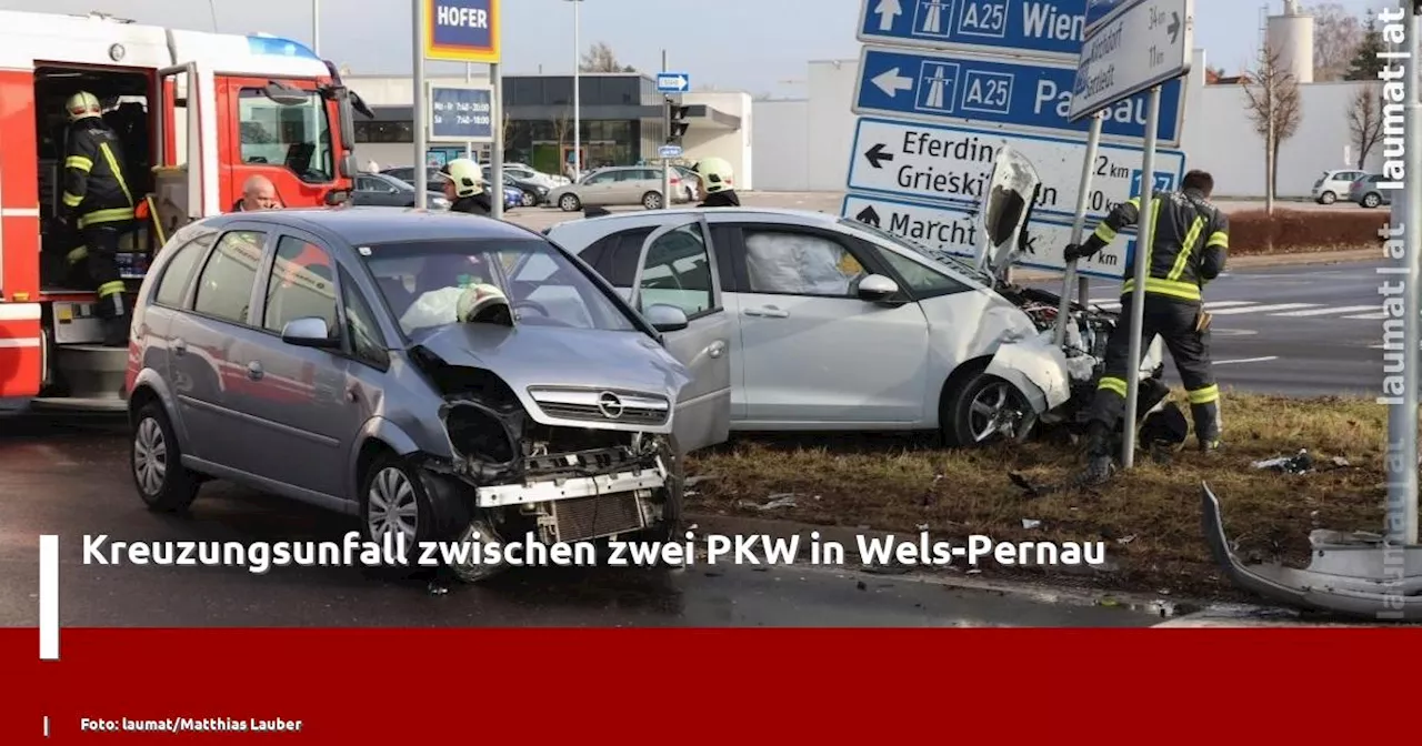 Kreuzungsunfall zwischen zwei PKW in Wels-Pernau