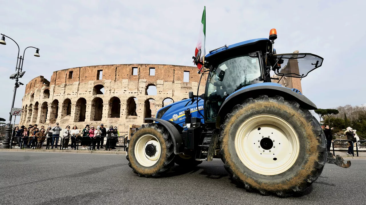 Trattori, al Colosseo un mini corteo. Stasera sul raccordo anulare attesa protesta più ampia