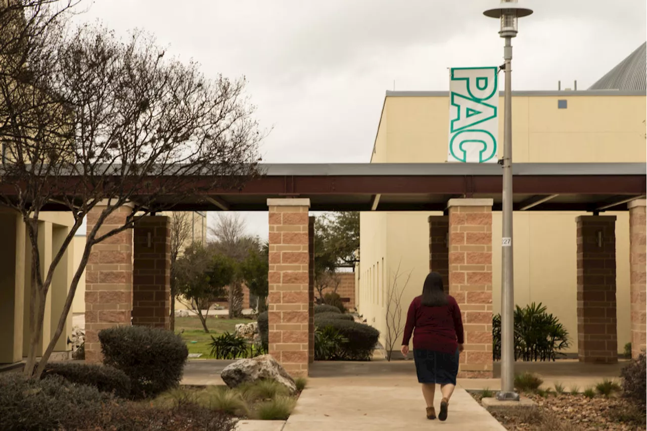 Many Texas community college students who transfer don’t finish their degrees, study says