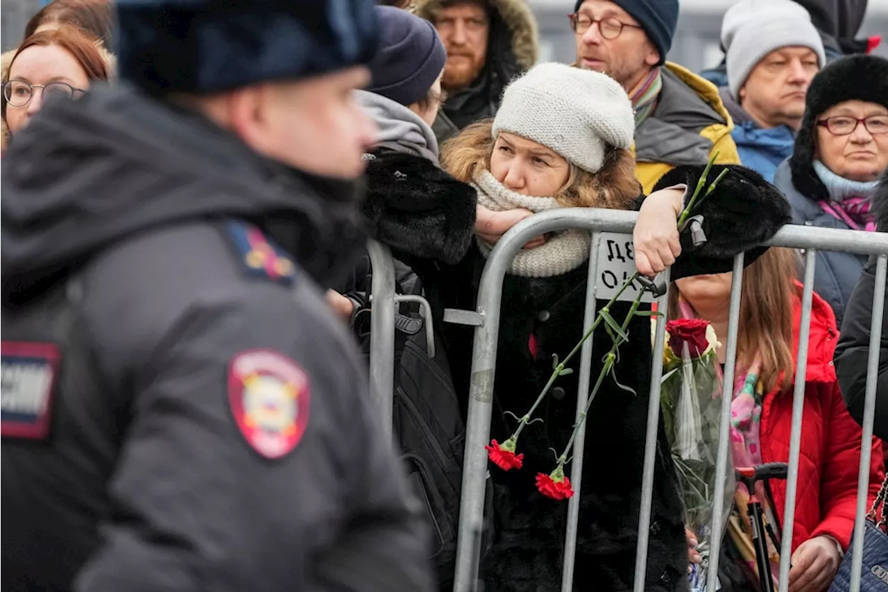 Nawalny-Beerdigung in Moskau: Menschenschlangen, Absperrgitter und massive Polizeipräsenz