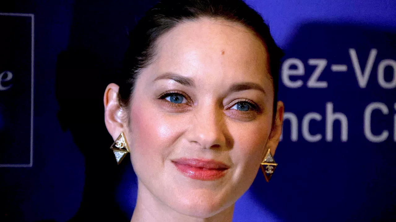 Marion Cotillard (48 ans) : renversante en mini-jupe, elle dévoile ses jambes à New York