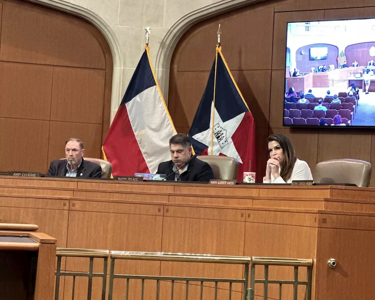 Manny Pelaez snacks, rolls eyes during San Antonio council meeting on Gaza conflict