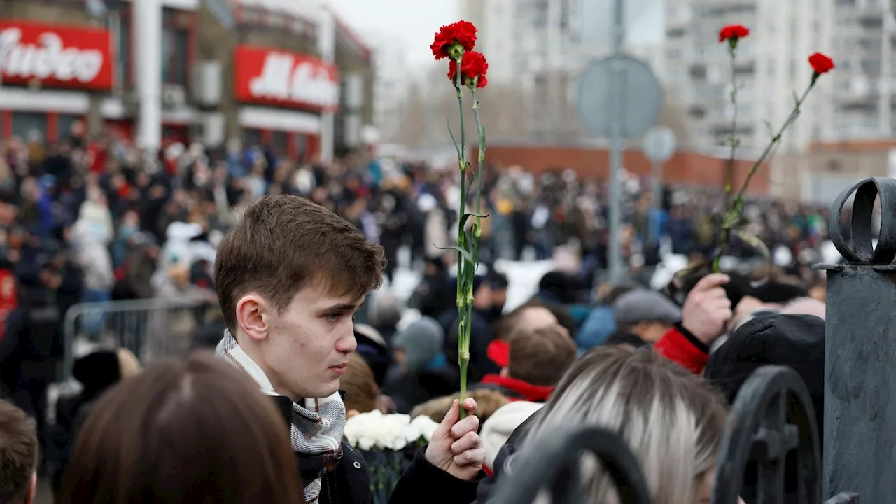 Alexei Navalny: Crowds chant and clap as Putin critic's hearse arrives for funeral