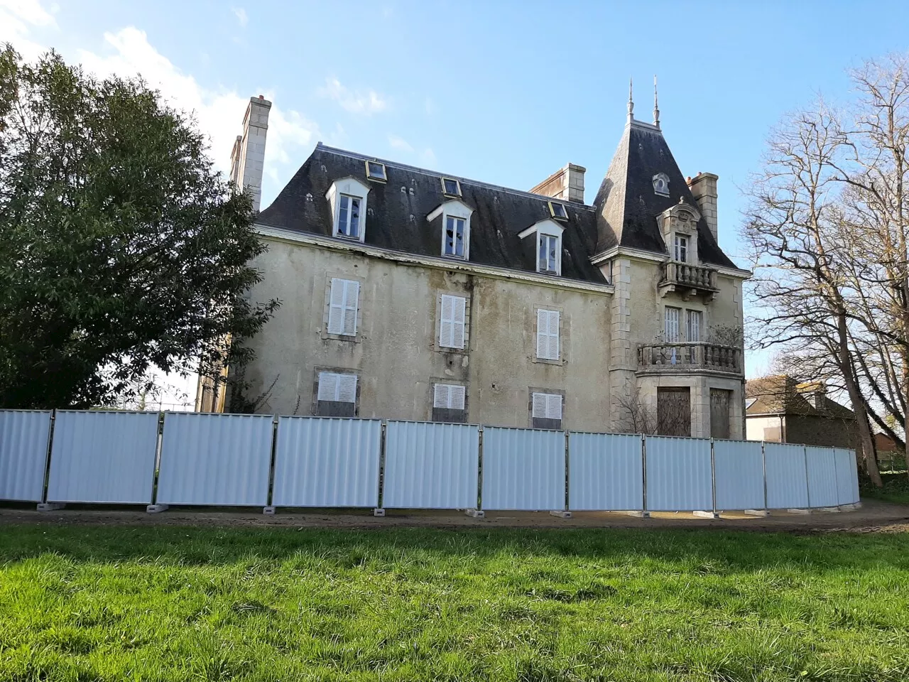 Paimpol : que faire de ce château délabré au coeur d'un lycée ?