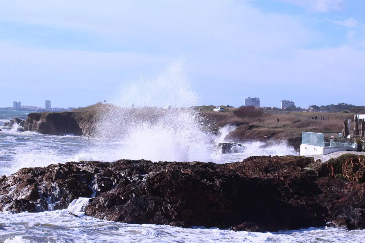 Vendée : les premières grandes marées attirent les badauds sur le littoral