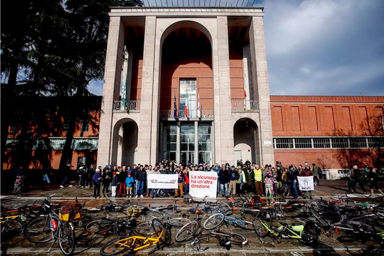 Biciclettata contro il 'Codice della Strage' a Milano