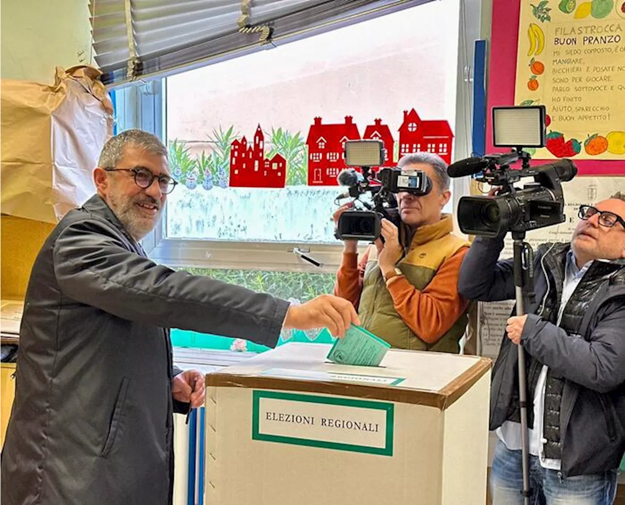 Regionali Abruzzo: D'Amico ha votato a Pescara, per lui selfie e strette di mano