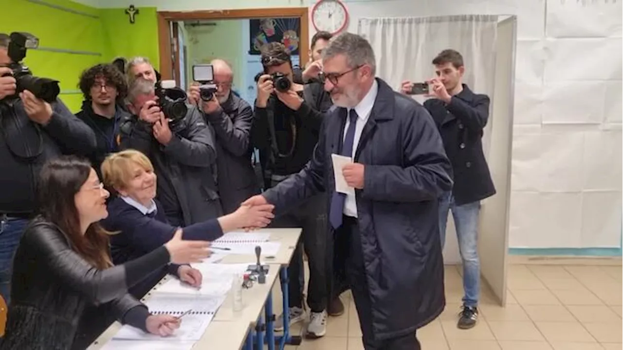 Regionali Abruzzo, foto e strette di mano per D'Amico che vota a Pescara