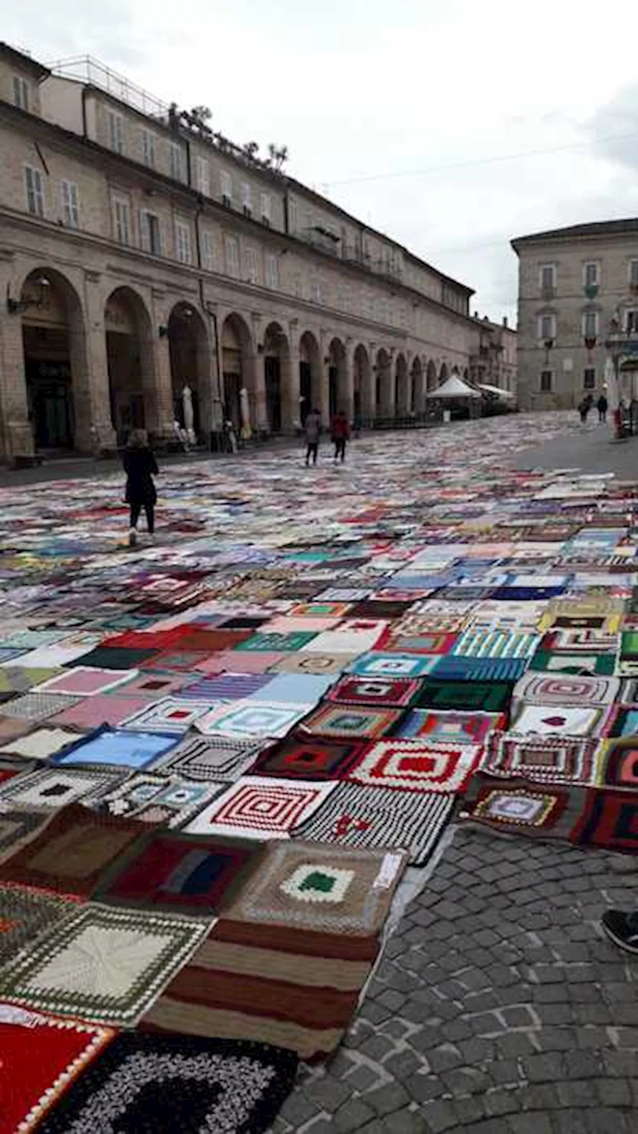 Una maxi coperta all'uncinetto sulla piazza di Fermo contro la violenza sulle donne