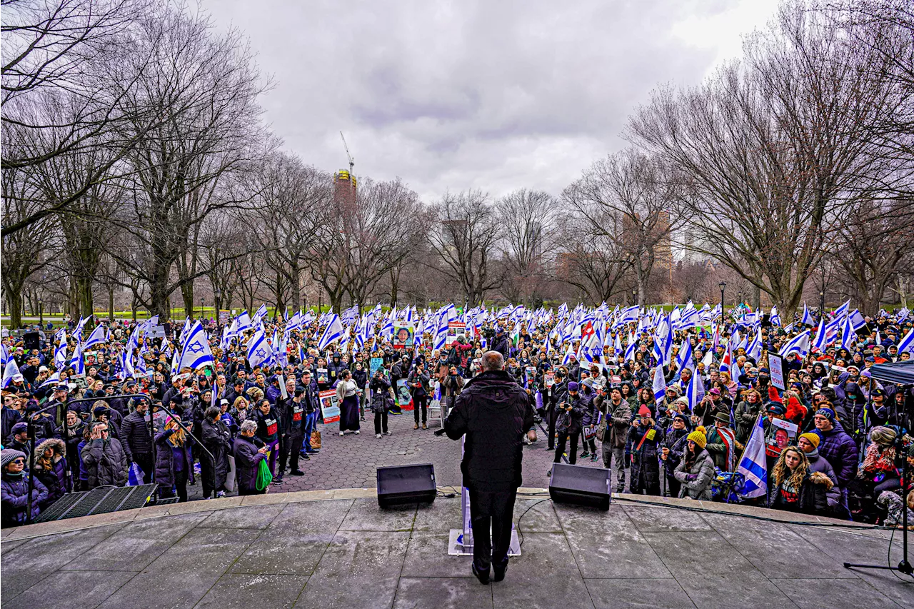 ‘Bring them back home’: Thousands march around Central Park demanding safe return of all Israeli hostages |