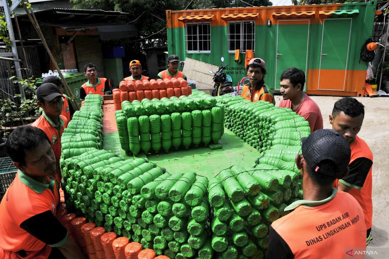 Sebagian besar wilayah Jakarta diguyur hujan ringan pada Senin