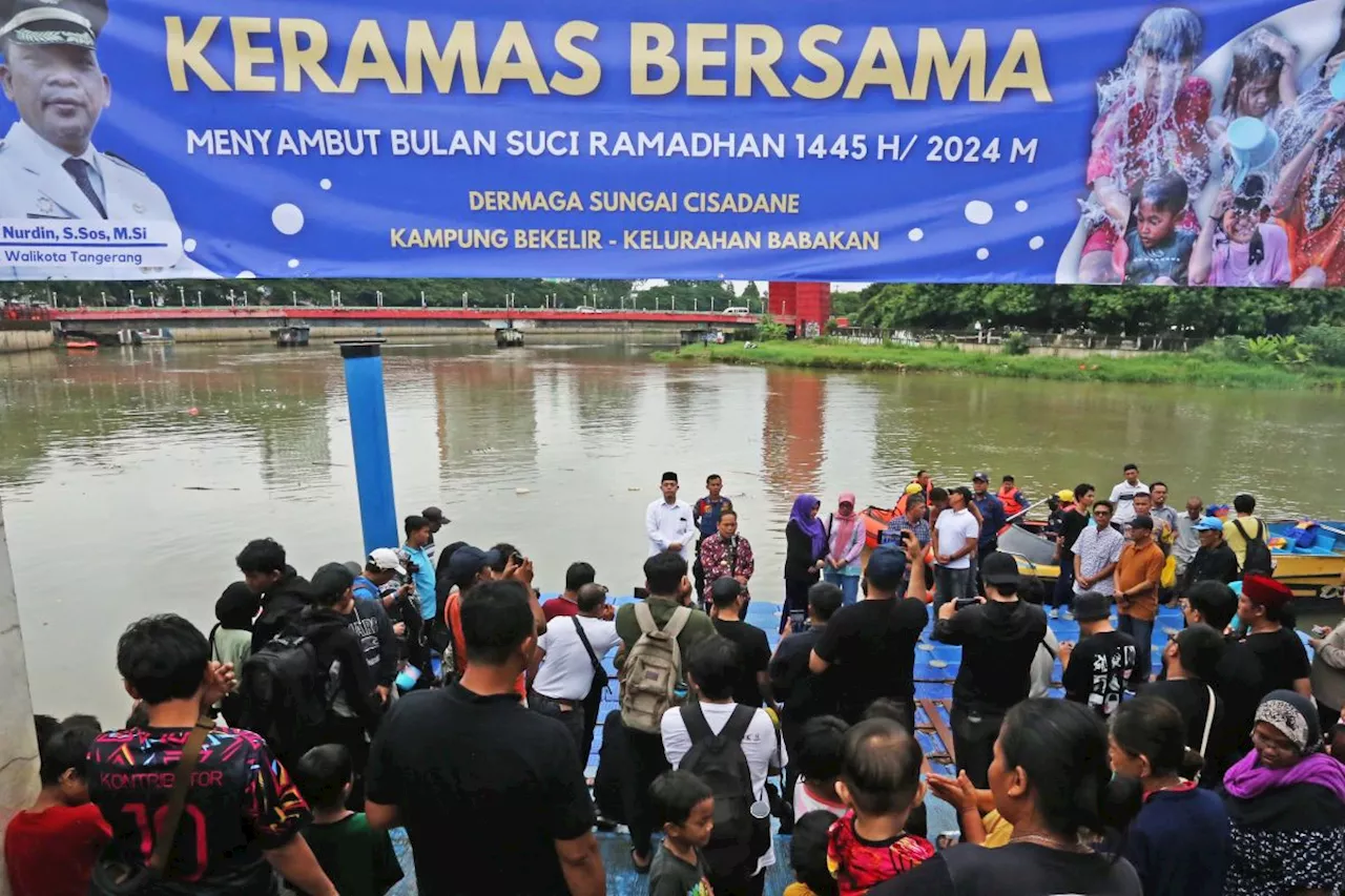 Warga Tangerang gelar keramas massal di Cisadane sambut bulan Ramadhan