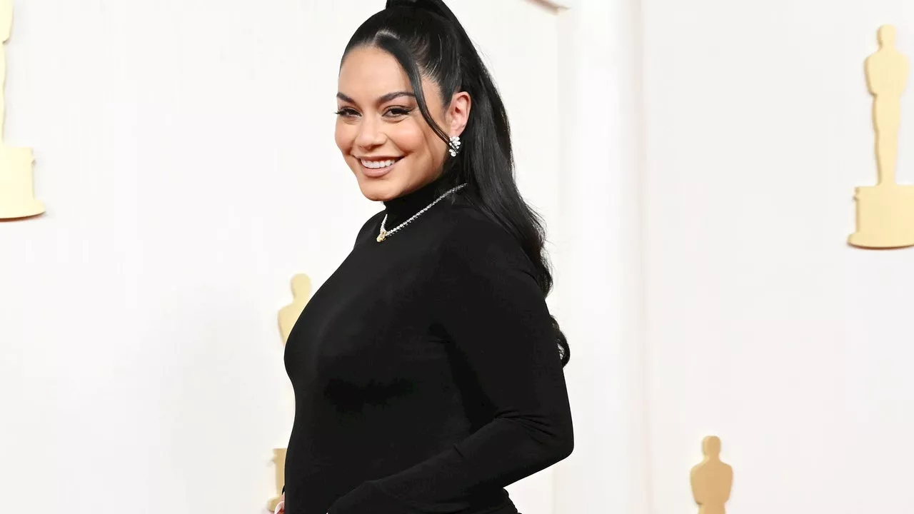 – And Just Revealed Her Baby Bump On The Oscars 2024 Red Carpet