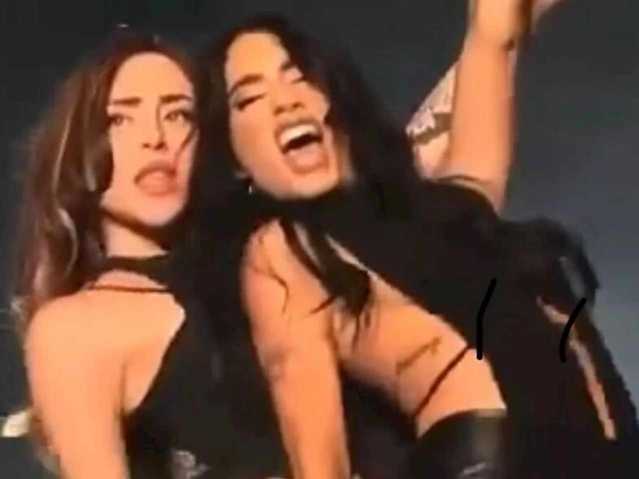 Lali Espósito sorprendió a Nicki Nicole en el escenario y compartieron un apasionado beso