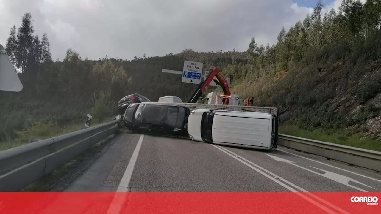 Camião que transportava carros tomba no IC8 em Figueiró dos Vinhos. Trânsito cortado