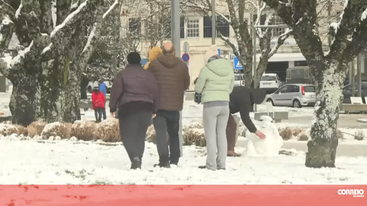 “Isto é maravilhoso”: Populares aproveitam queda de neve na Guarda