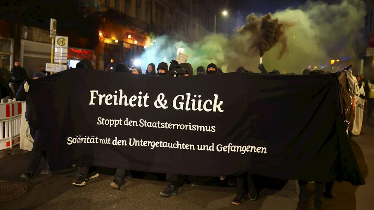 Solidaritätsbekundungen für mutmaßliche Ex-RAF-Terroristin: Hunderte Demonstranten fordern Freiheit für Daniela Klette