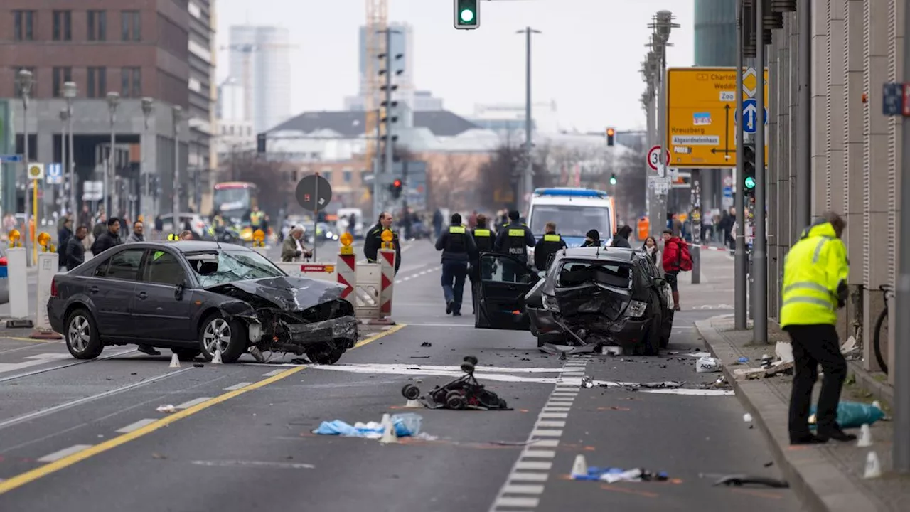 Touristen von Auto erfasst: Auch Kind stirbt nach Unfall in Berlin-Mitte