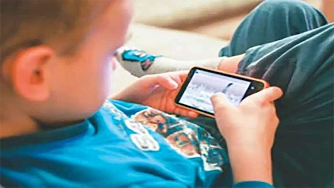 Smartphones' effect on kids under 10 go beyond eyes, say doctors