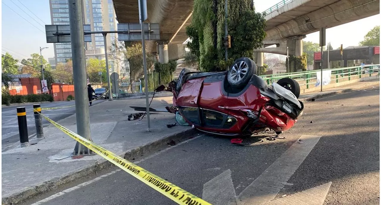 Camioneta pierde el control en Periférico; pasajeros salen proyectados y mueren en el lugar