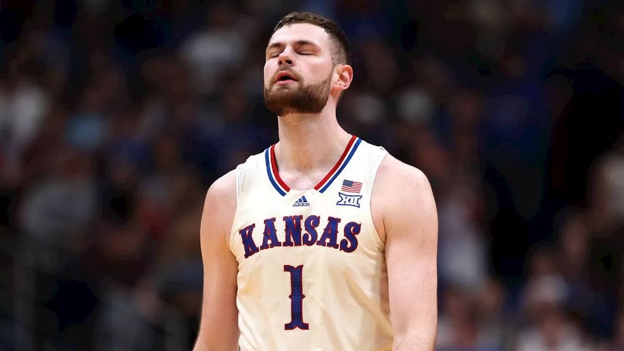 Kansas' Hunter Dickinson dislocates shoulder, set for MRI