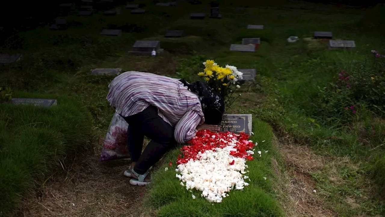 Reflect and Pray in Front of the Tomb