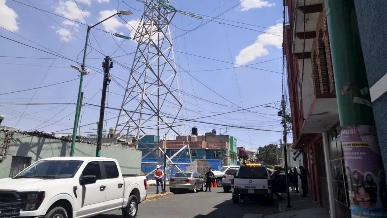 Trabajador de la CFE pierde la vida tras caer de torre de alta tensión en Iztapalapa