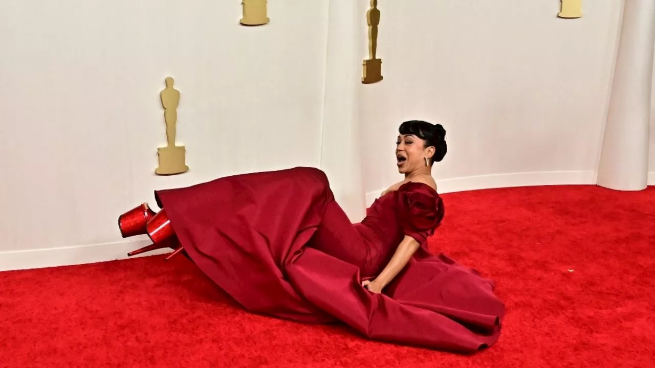 VIDEO: Liza Koshy vive bochornoso momento al caerse en la alfombra roja de los Premios Oscar