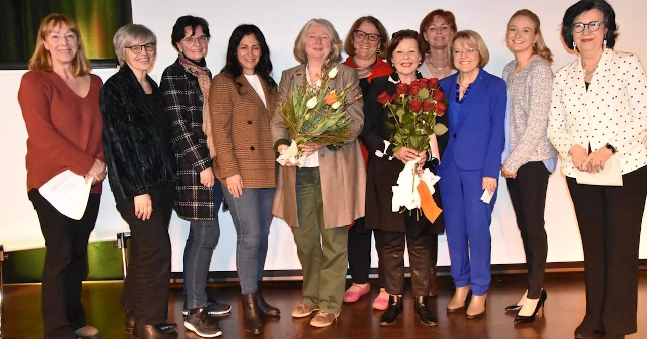 Zum Abschied rote Rosen für Straubings Gleichstellungsbeauftragte