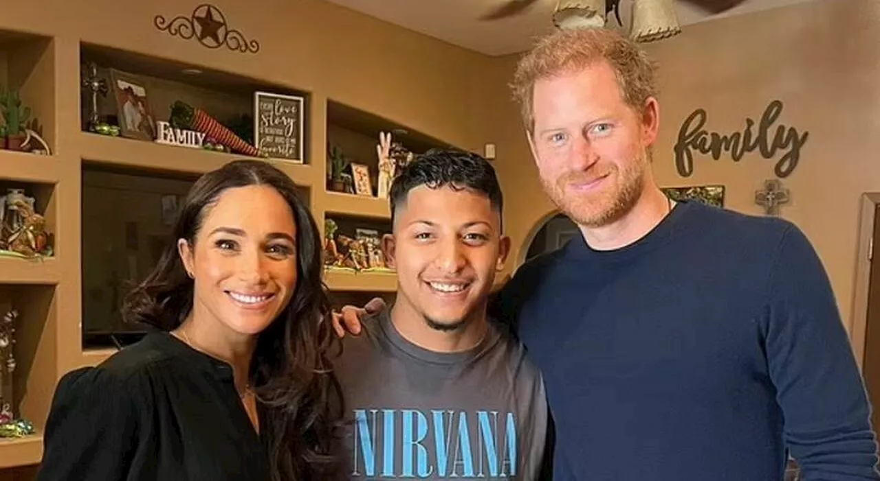 Meghan Markle e Harry, visita a sorpresa a casa delle vittime della sparatoria in Texas: le foto che rilancian