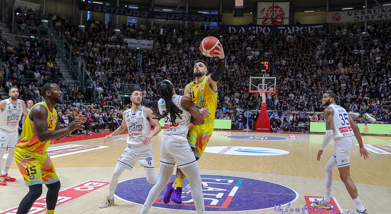 Real Sebastiani superlativo, espugnato il PalaDozza: Bologna ko 70-76. Foto