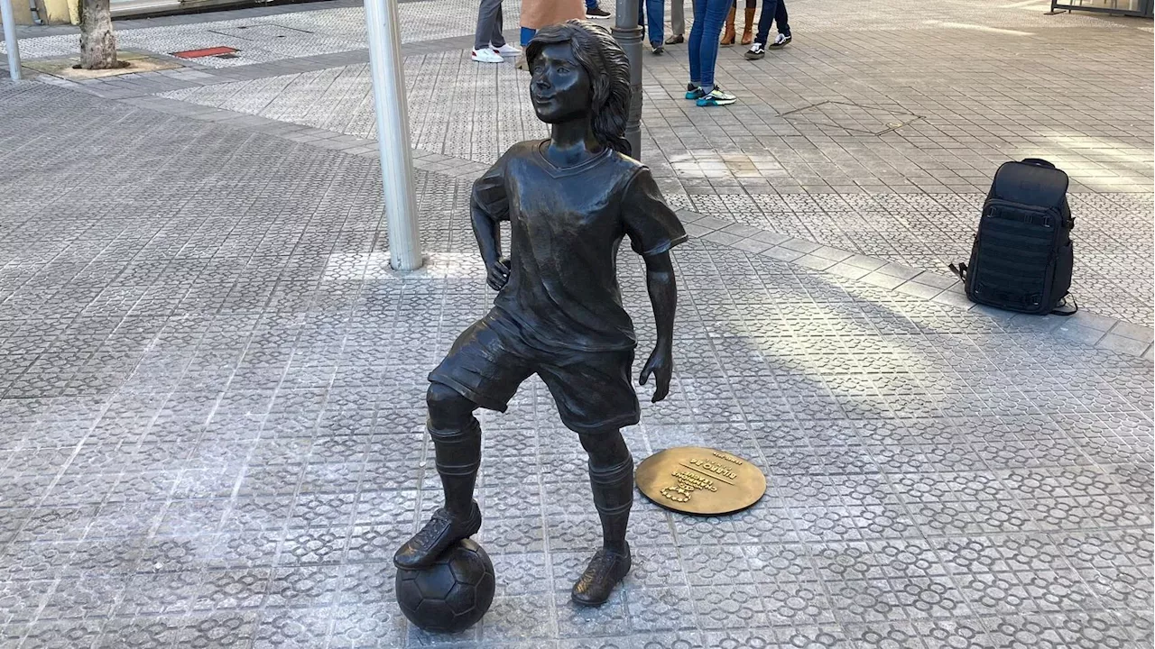 Nahia, la niña de bronce icono de la Final de UEFA Women’s Champions League