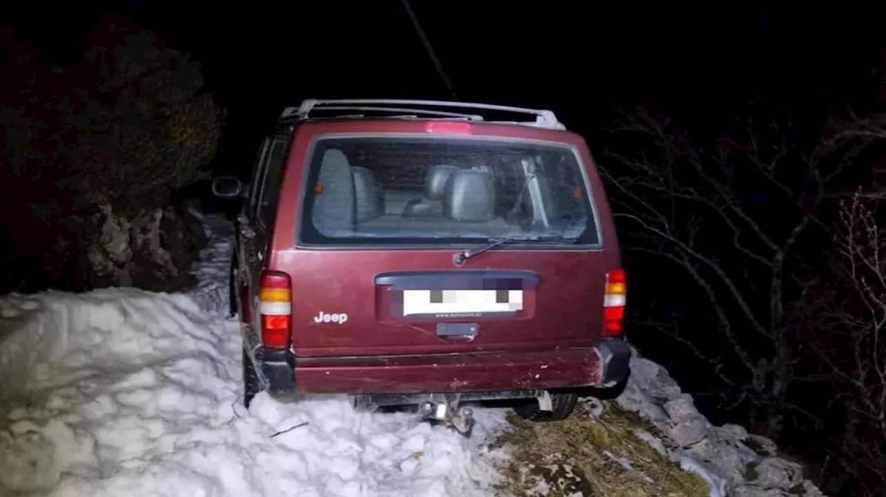 Rescatan a un matrimonio atrapado por la nieve en una pista forestal en Cantabria