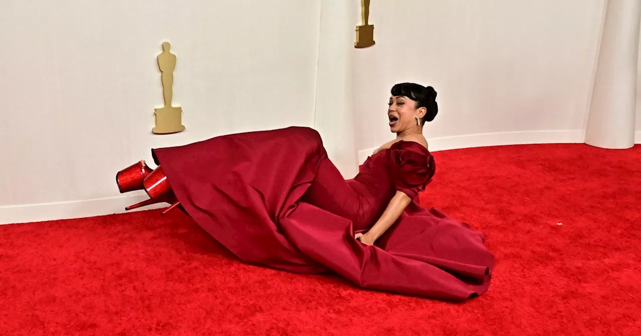 Liza Koshy awkwardly falls on Oscars red carpet while wearing 8 inch heels