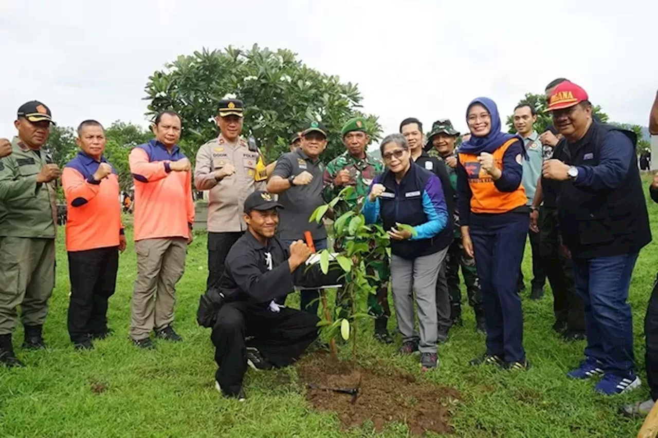 Mitigasi Bencana, BPBD Jawa Timur Lakukan Aksi Tanam Pohon