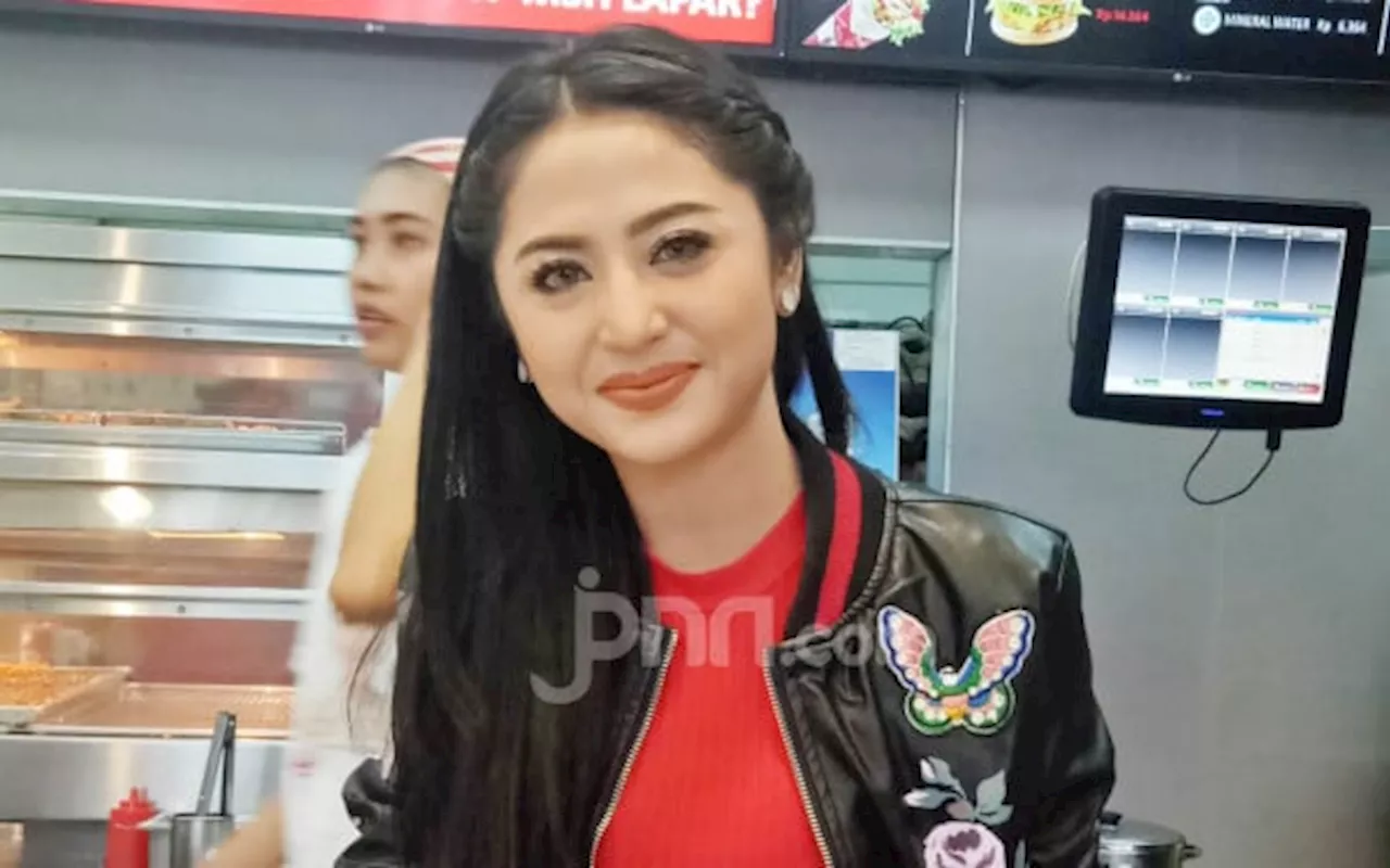 Dewi Perssik Malah Bimbang Setelah Dilamar Pilot, Ternyata Ini Alasannya